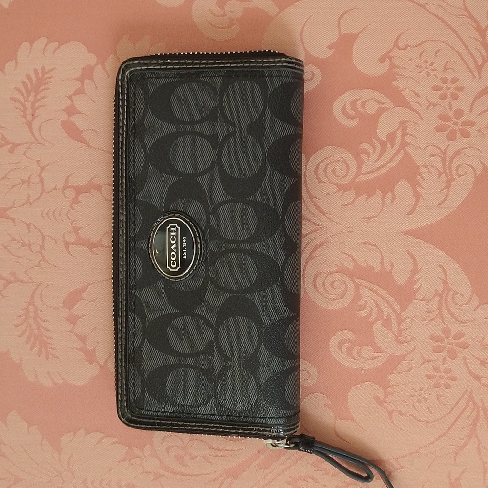 VGUC. Coach Signature C black and platinum wallet.